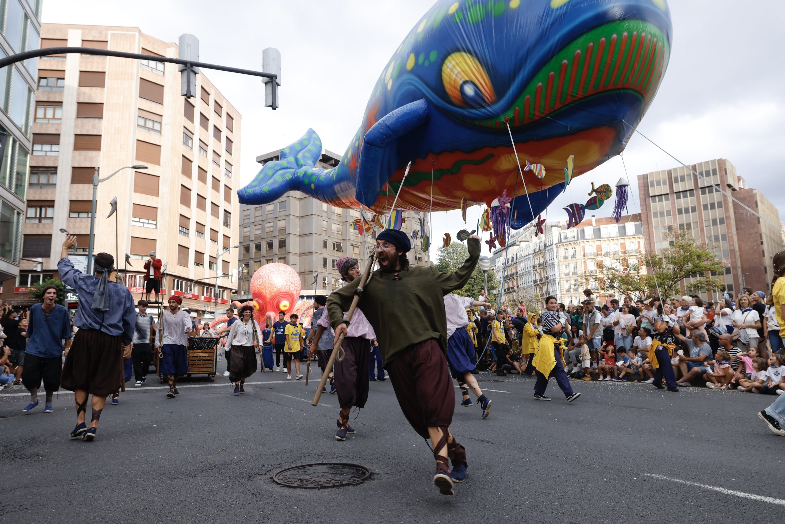 La ballena 'Baly' congregó a 170.000 personas en las aceras de la Gran Vía bilbaína.