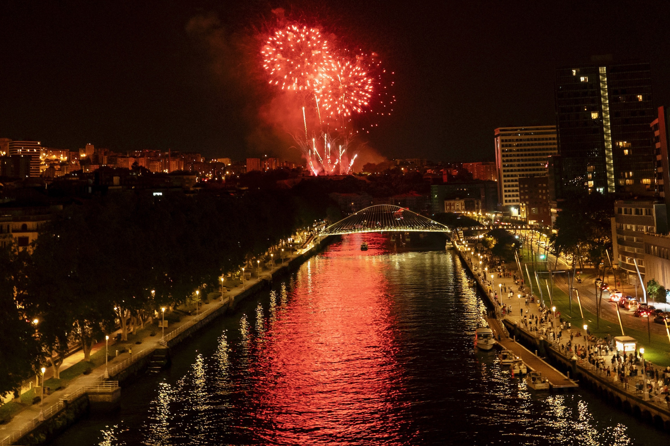 Como ya es tradición, los fuegos artificiales han sido uno de los espectáculos más multitudinarios de Aste Nagusia, y han congregado cada noche a miles de personas.