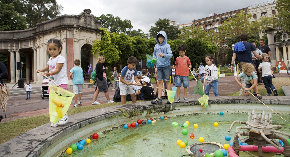 Niños y niñas han disfrutado de un sinfín de actividades en el Txikigune de Doña Casilda.